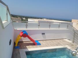 Appartement avec piscine vue sur mer，位于Raʼs al Jabal的带泳池的酒店