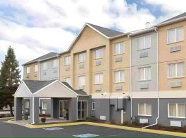 dubuque inn & suites