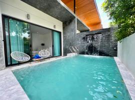 2 BR Modern Pool Villa Chalong，位于Ban Suan的酒店