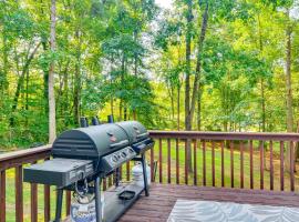 Private Yard and Deck High Point Home Base!，位于海波因特的酒店