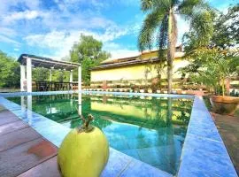 3 Bed House - Sleeps 20 - Pets - Pool - Garden