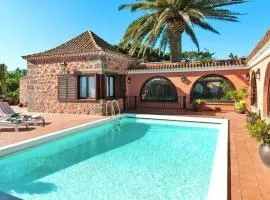 Luxurious Villa Oasis in Santa Brigida