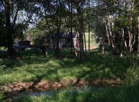 Off-grid Cork Cabin With It's Own Island，位于吉林汉姆的酒店