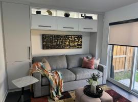 Modern sleek haven，位于伯灵顿的酒店