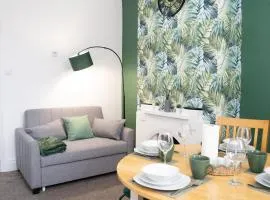 Stylish Swindon Town Centre Apartment, FREE parking, sleeps up to 3