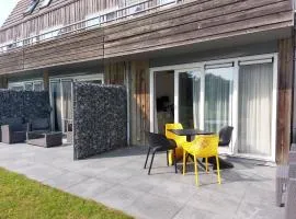 Ster-Appartement ""HELIOS"", met eigen KEUKEN, ZONNIG TERRAS, VERWARMD ZWEMBAD, nabij DORP, DUINEN en STRAND