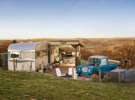 Bluebird Penthouse & Land Rover Hot Tub，位于High Bickington的山林小屋