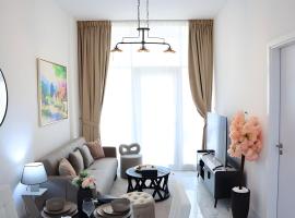 Urban 1BR Bliss with Free Pool and Parking in Masdar City，位于Yas Island的酒店