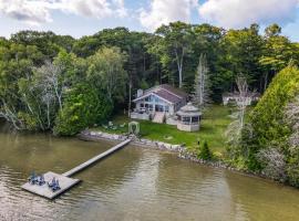 Grotto Escape Unwind at Cameron Lakehouse，位于托伯莫里的酒店