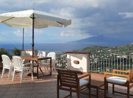 Villa con vista sul golfo di Napoli e isola di Capri，位于马萨鲁布朗斯的酒店