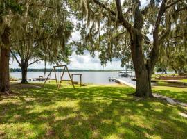 Lake Winnott Home with Boat Ramp and Dock，位于Hawthorne的酒店