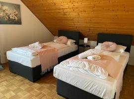 Appartio - Ferienwohnung "Dorfblick" Dachgeschoss - 6 Personen - Netflix - Waschmaschine，位于Hofheim in Unterfranken的酒店