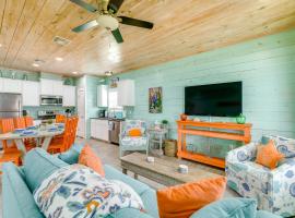 2 Blocks to Beach Surf Station in Port Aransas，位于阿兰瑟斯港的低价酒店