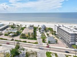 Beautiful Fort Myers Beach House，位于迈尔斯堡海滩的酒店