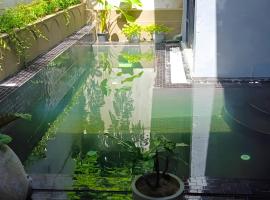 Charming 4-bedroom bungalow with plunge pool，位于Malabe的酒店