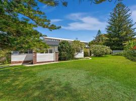 Beachfront Mid-Century Charm，位于安特兰斯的酒店