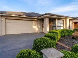 Elegant 4BR Villa with 3 Living Rooms in PointCook，位于库克角的酒店