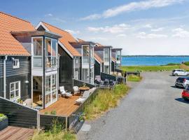 3 Bedroom Awesome Home In Juelsminde，位于尤尔斯明讷的酒店