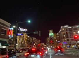 Glendale Americana 2 Bedroom 2 Bathroom Condo，位于格伦代尔的酒店