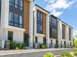 6 Bedroom Quiet Townhome! 6min to Airport & 15min to Downtown!