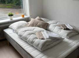 Billund mini hostel room 10 - T&aelig;t p&aring; LEGOLAND og LEGO House，位于比伦德的青旅