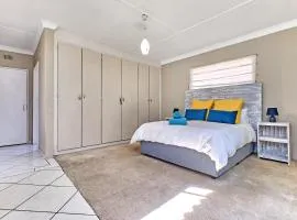 Tranquil, large 1 bedroom garden cottage, 12 mins from OR Tambo International with backup water