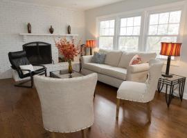 Spacious Modern Home in West Freehold，位于Stonehurst West的酒店