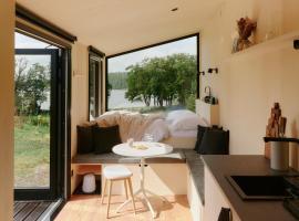 Raus Tiny House am See mit Sauna und Whirlpool，位于Lenzen的酒店