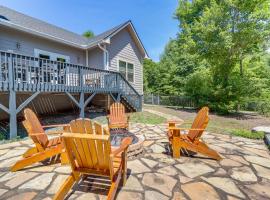 Hike, Fish and Kayak Murphy Gem with Deck and Fire Pit，位于墨菲的酒店