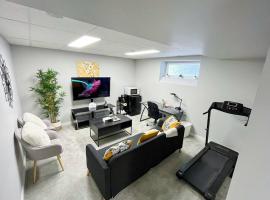 Modern Basement Suite with Comforts，位于温尼伯的酒店