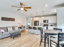 Modern Waveland Home with Deck - Walk to the Beach!，位于Waveland的酒店