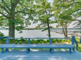 Waterfront Getaway on Sodus Bay Prime Location!，位于North Rose的酒店