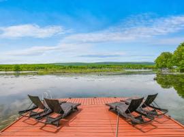 Lakefront A-frame Hot Tub, Dock, Kayaks, Games，位于Lake Ariel的酒店