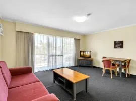 Quiet unit in leafy hotel