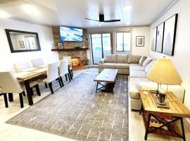 Remodeled Ski in and ski out Condo!，位于布雷肯里奇的酒店