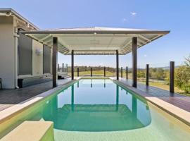Mountain Majesty with Poolside Relaxing Getaway，位于塔姆博尼的酒店