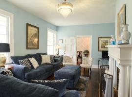 Borum House - 3 Bed, 2 & Half Bath, Full Kitchen, Heart of Downtown Natchez，位于纳奇兹的酒店