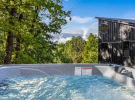 Little Bear Lodge, 3BR2BA private cabin in Cosby, TN Gorgeous outdoor space, fire pit, hot tub
