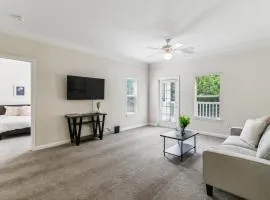 Verandas 1836 I Modern 2Bd I Parking I Pool I Gym