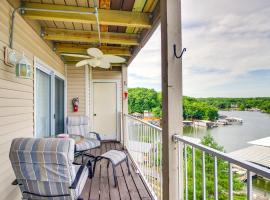 Cozy Lake Ozark Condo Rental with Grill, Pool Access，位于奥沙克湖的酒店