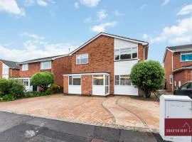 Guildford - 4 Bedroom House - Private Parking