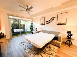 Beverly Grove Chic City Retreat 2 bed 4 sleep Apt Den