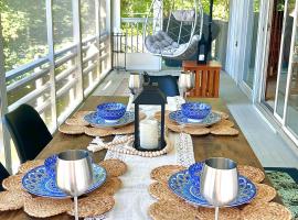 Charming Lakefront Chalet, family and pet friendly，位于Barnstead的酒店