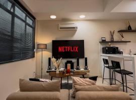 Modern Minimalist Home Retreat near Lake Garden，位于太平的酒店
