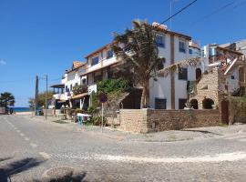 Pensão Alcinda Bettencourt 50 meters to the Beachfront，位于圣玛丽亚的酒店