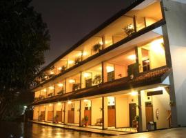 Augusta Hotel & Glamping Sukabumi，位于Jambatan的酒店