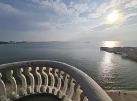 13pax GLORY EXECUTIVE SUITE, DOORSTEP BEACH, POOL, BBQ, Wifi, 50"TV