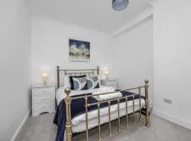 2 Bedroom Flat - with King Sized Beds, Netflix and Sky - Next to Churchill Square and 5 minutes to i360 and Brighton Beach