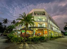 Ramada Suites By Wyndham Seafront Coral Coast，位于克罗托格的酒店