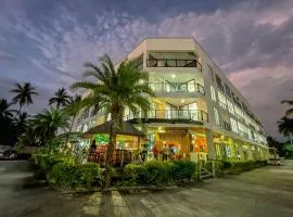 Ramada Suites By Wyndham Seafront Coral Coast
